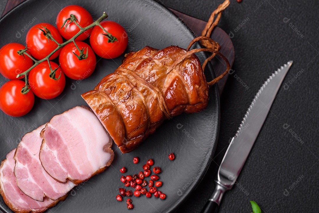 Delicioso bacon defumado com sal, especiarias e ervas sobre um fundo escuro de concreto