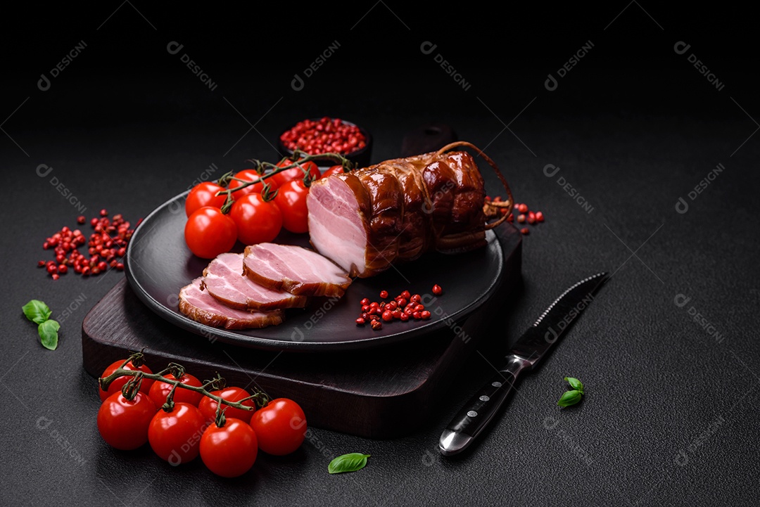 Delicioso bacon defumado com sal, especiarias e ervas sobre um fundo escuro de concreto