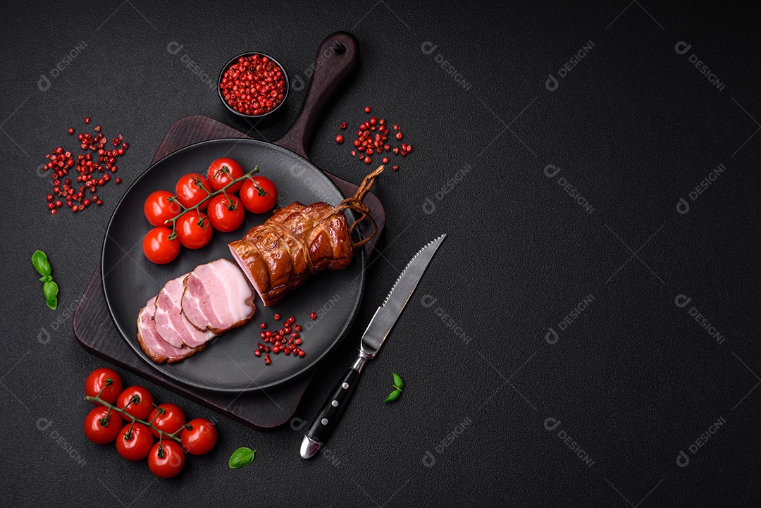 Delicioso bacon defumado com sal, especiarias e ervas sobre um fundo escuro de concreto