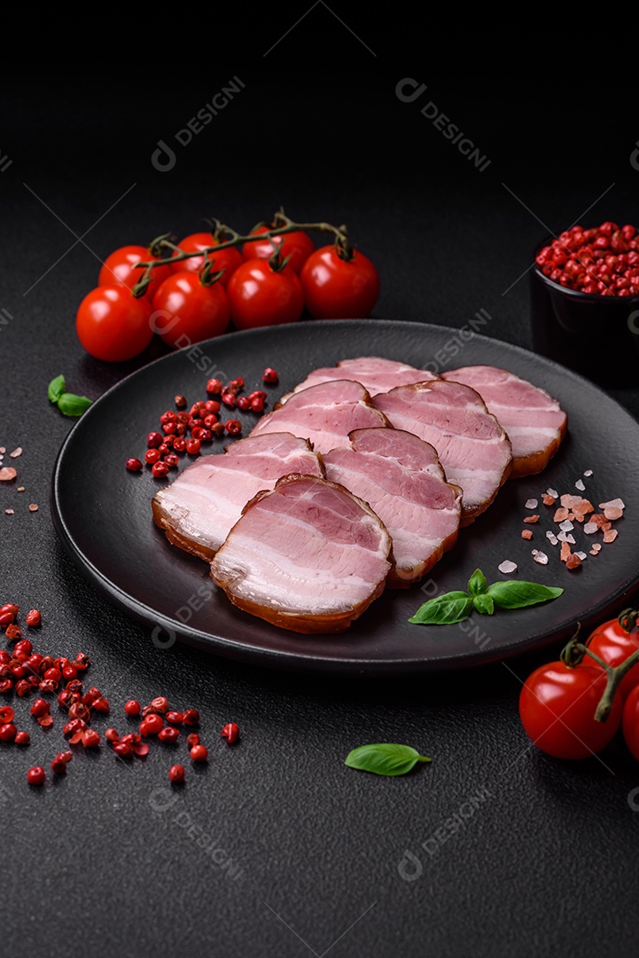 Delicioso presunto fatiado com sal, especiarias e ervas como ingredientes para fazer sanduíches