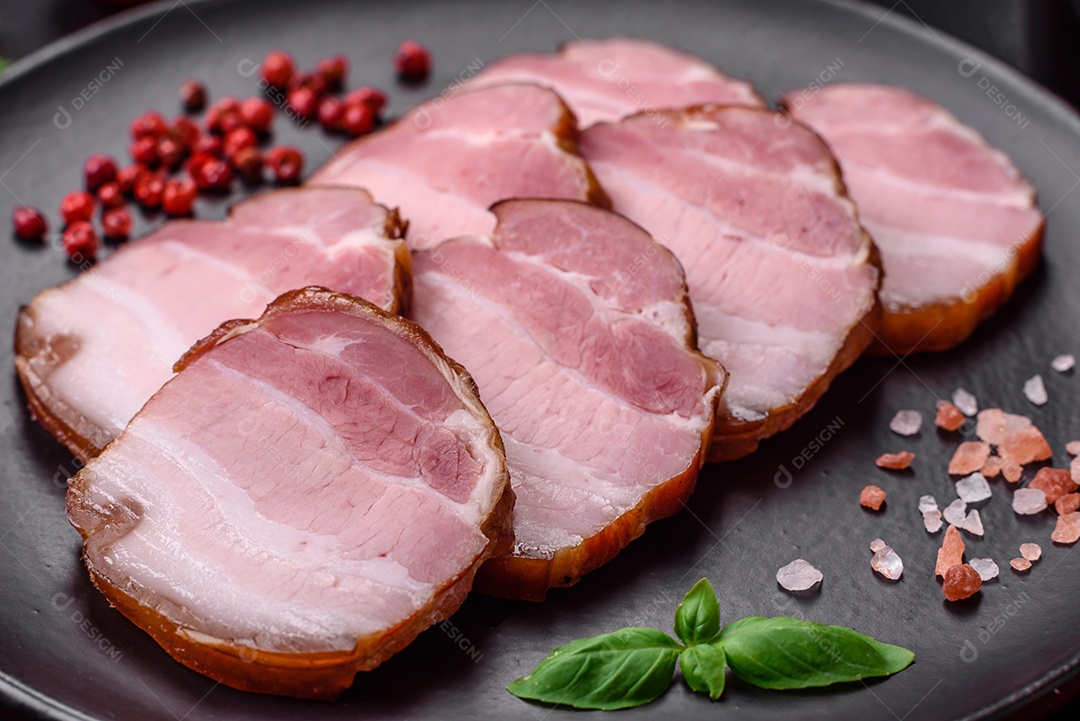 Delicioso presunto fatiado com sal, especiarias e ervas como ingredientes para fazer sanduíches