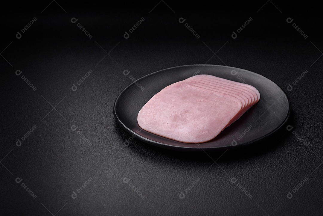 Delicioso presunto fatiado com sal, especiarias e ervas como ingredientes para fazer sanduíches