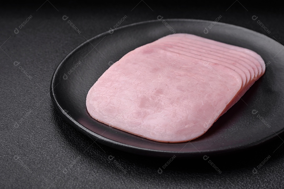 Delicioso presunto fatiado com sal, especiarias e ervas como ingredientes para fazer sanduíches