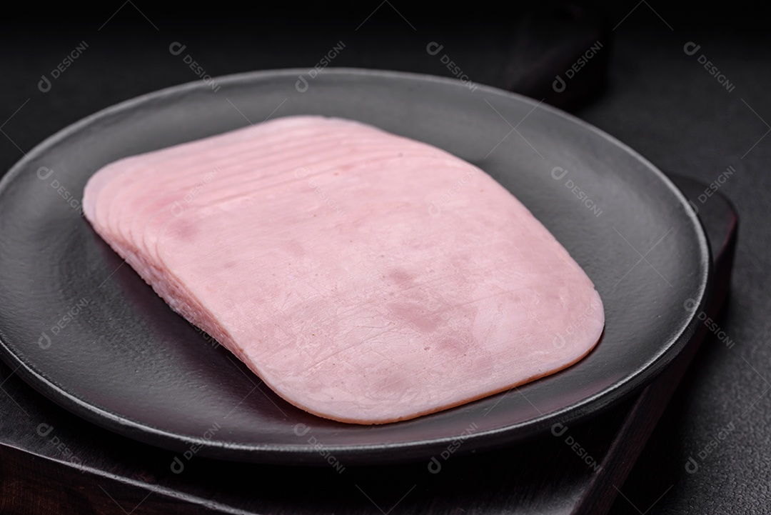 Delicioso presunto fatiado com sal, especiarias e ervas como ingredientes para fazer sanduíches