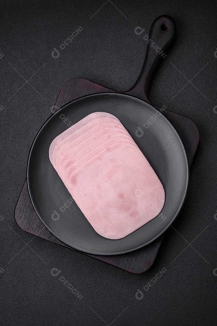 Delicioso presunto fatiado com sal, especiarias e ervas como ingredientes para fazer sanduíches