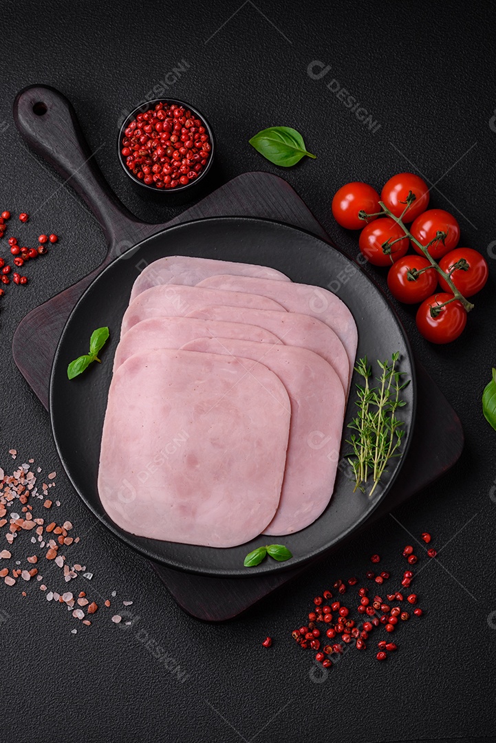 Delicioso presunto fatiado com sal, especiarias e ervas como ingredientes para fazer sanduíches