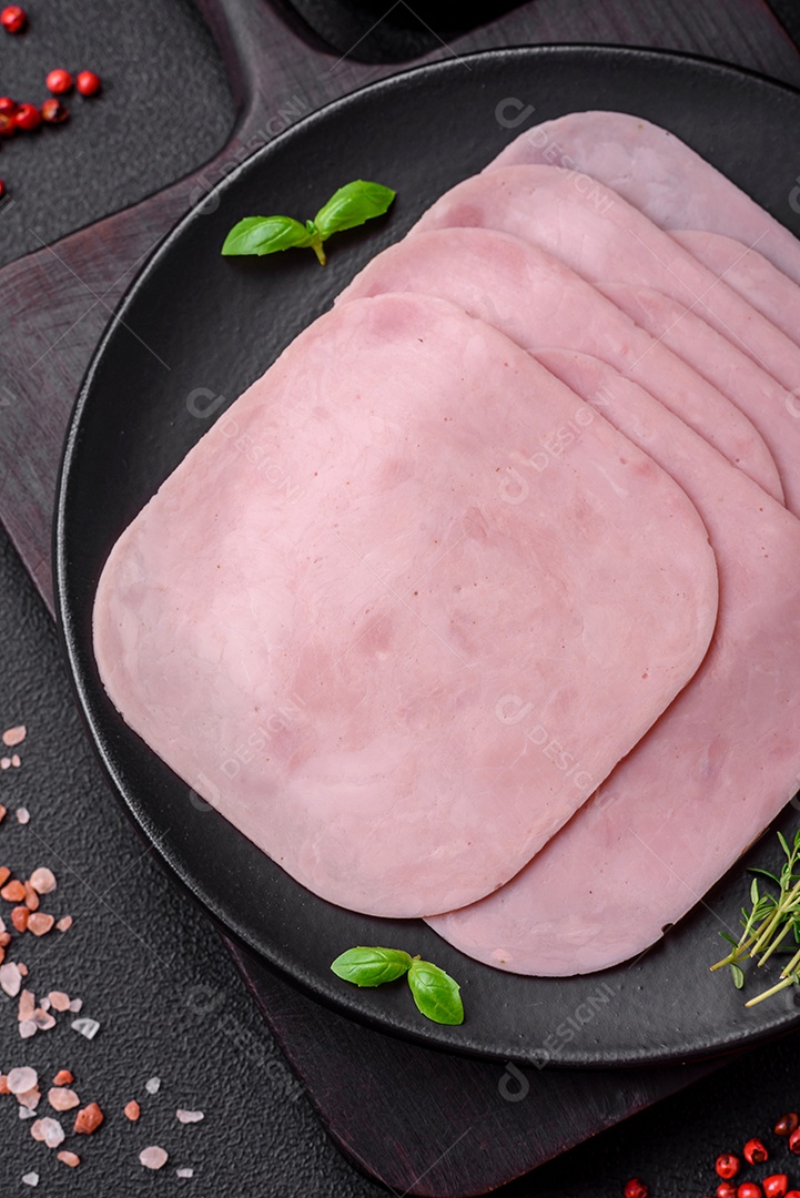 Delicioso presunto fatiado com sal, especiarias e ervas como ingredientes para fazer sanduíches