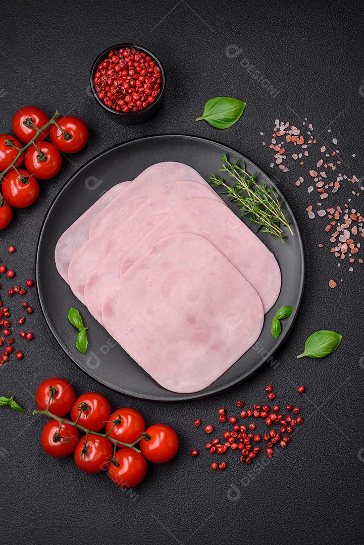 Delicioso presunto fatiado com sal, especiarias e ervas como ingredientes para fazer sanduíches