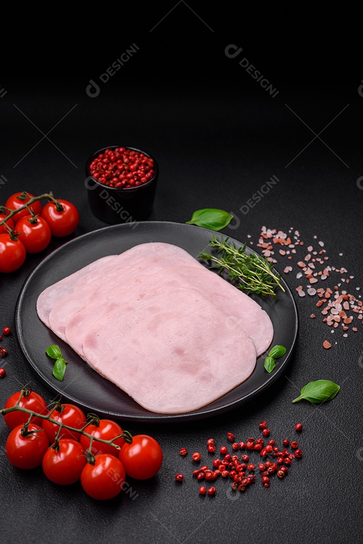 Delicioso presunto fatiado com sal, especiarias e ervas como ingredientes para fazer sanduíches