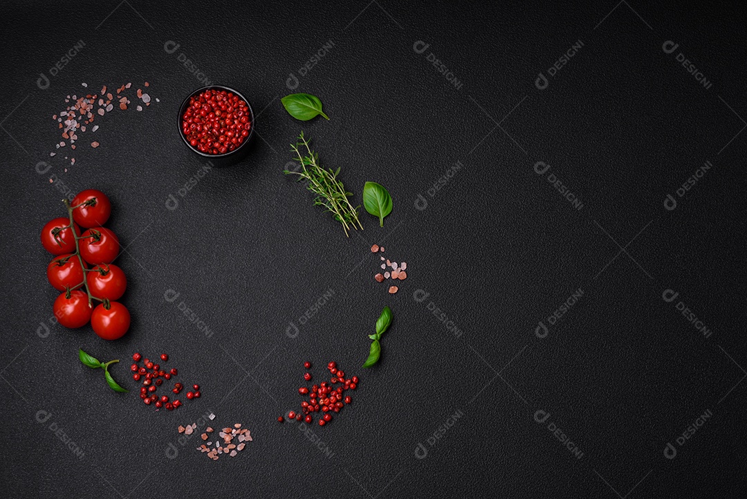 Bacon cru fresco cortado em fatias com sal, especiarias e ervas sobre um fundo de concreto texturizado escuro