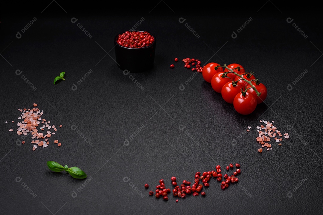 Bacon cru fresco cortado em fatias com sal, especiarias e ervas sobre um fundo de concreto texturizado escuro