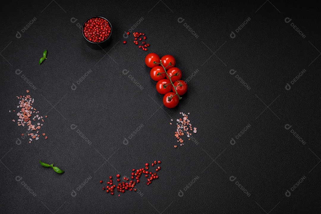 Bacon cru fresco cortado em fatias com sal, especiarias e ervas sobre um fundo de concreto texturizado escuro