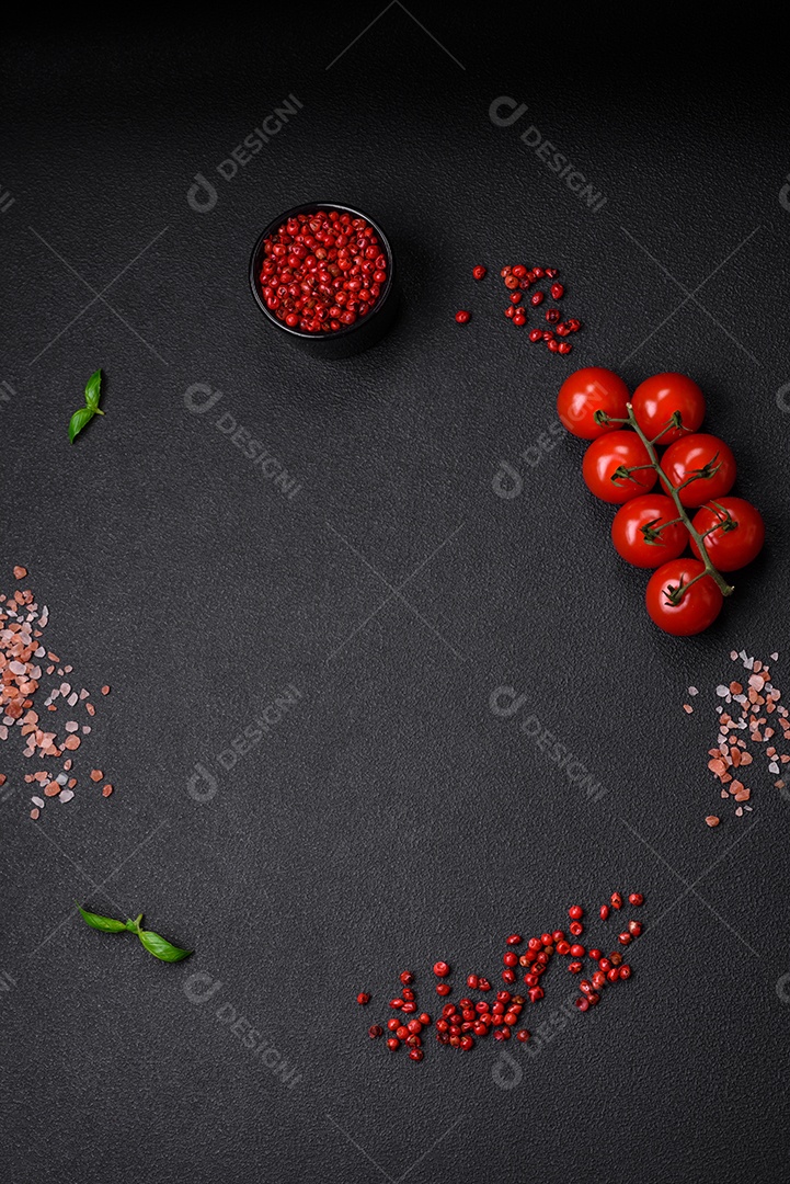 Bacon cru fresco cortado em fatias com sal, especiarias e ervas sobre um fundo de concreto texturizado escuro