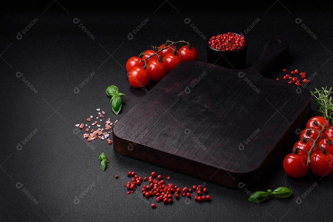 Bacon cru fresco cortado em fatias com sal, especiarias e ervas sobre um fundo de concreto texturizado escuro