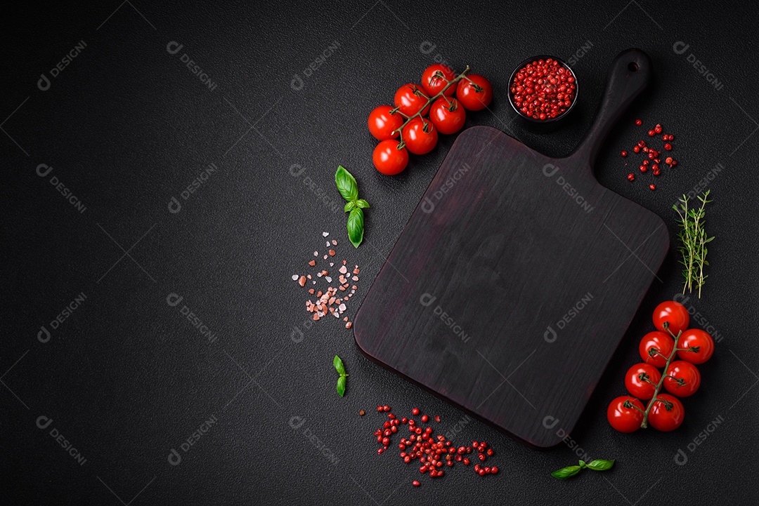 Bacon cru fresco cortado em fatias com sal, especiarias e ervas sobre um fundo de concreto texturizado escuro