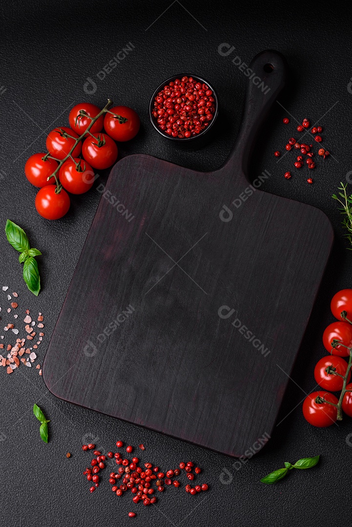 Bacon cru fresco cortado em fatias com sal, especiarias e ervas sobre um fundo de concreto texturizado escuro