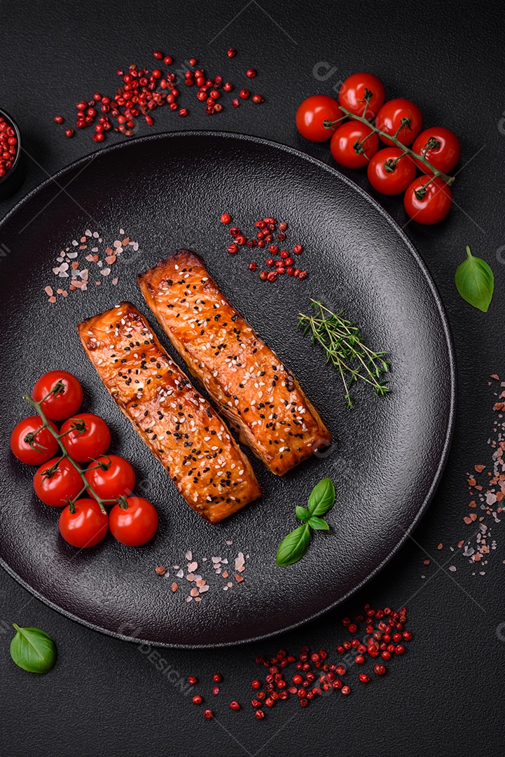Delicioso peixe vermelho grelhado fresco com sal, especiarias e ervas sobre um fundo escuro de concreto