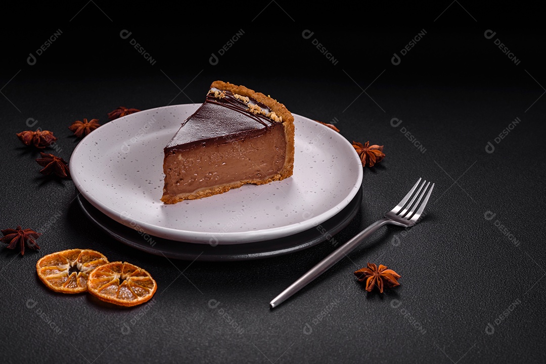 Rolo de merengue delicioso, fresco e doce com creme, lascas de amêndoa, nozes e frutas cortadas em fatias sobre um fundo escuro de concreto