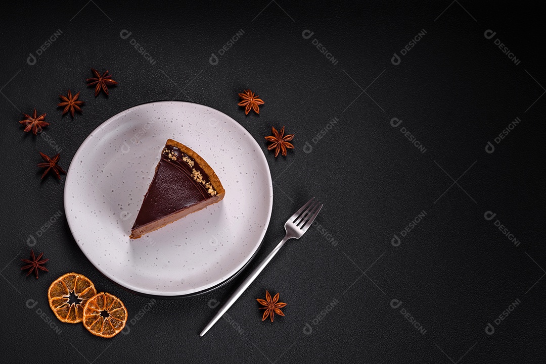 Rolo de merengue delicioso, fresco e doce com creme, lascas de amêndoa, nozes e frutas cortadas em fatias sobre um fundo escuro de concreto