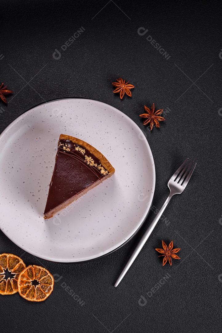 Rolo de merengue delicioso, fresco e doce com creme, lascas de amêndoa, nozes e frutas cortadas em fatias sobre um fundo escuro de concreto