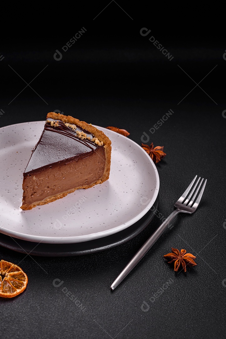 Rolo de merengue delicioso, fresco e doce com creme, lascas de amêndoa, nozes e frutas cortadas em fatias sobre um fundo escuro de concreto