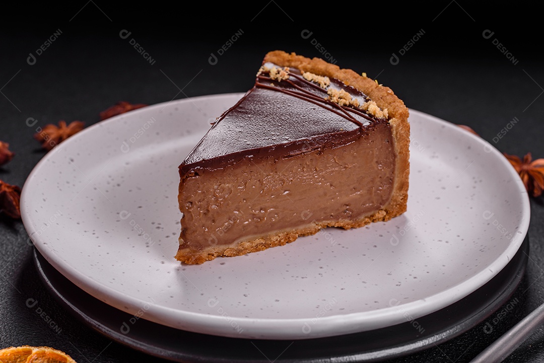 Rolo de merengue delicioso, fresco e doce com creme, lascas de amêndoa, nozes e frutas cortadas em fatias sobre um fundo escuro de concreto