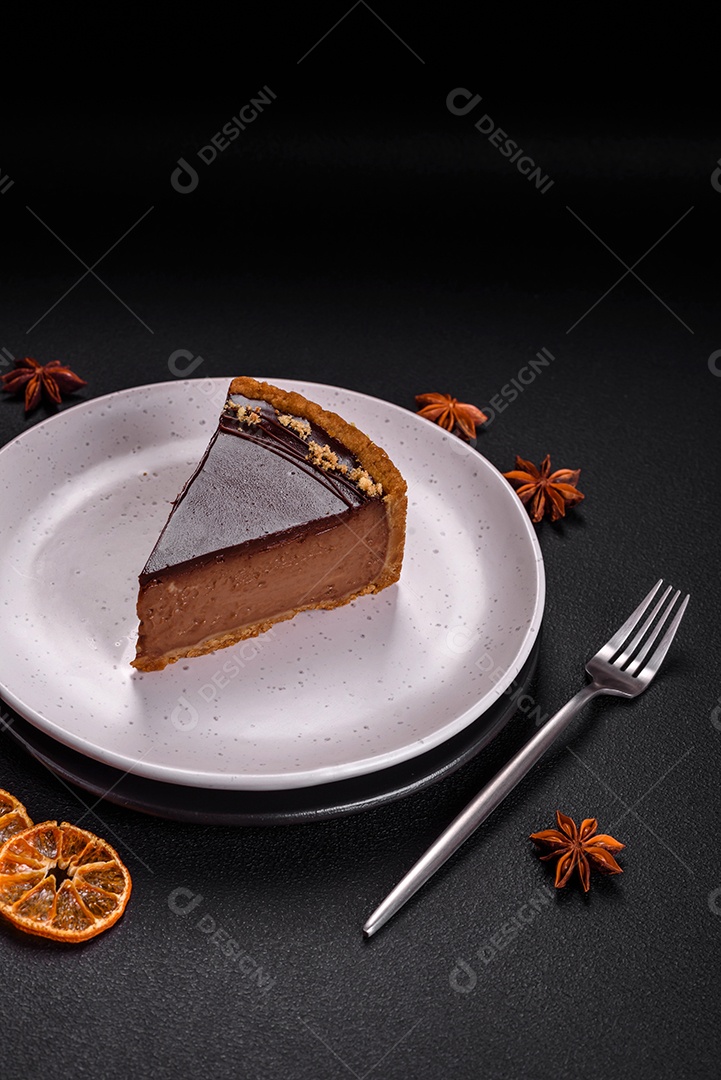 Rolo de merengue delicioso, fresco e doce com creme, lascas de amêndoa, nozes e frutas cortadas em fatias sobre um fundo escuro de concreto