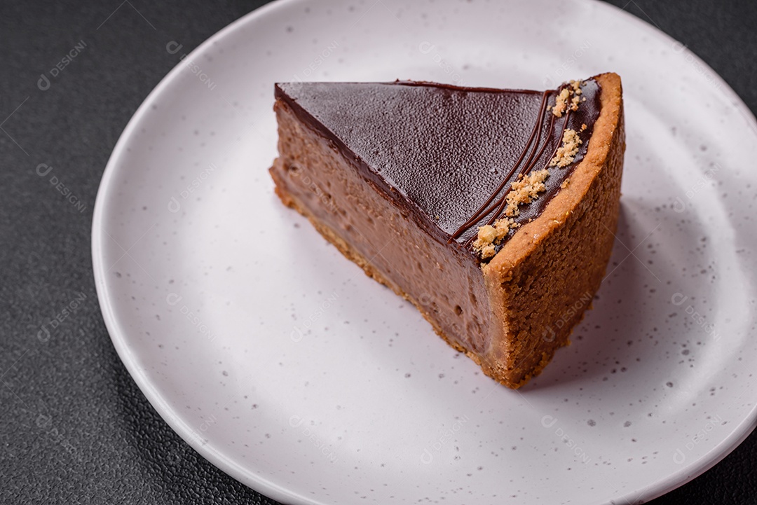 Rolo de merengue delicioso, fresco e doce com creme, lascas de amêndoa, nozes e frutas cortadas em fatias sobre um fundo escuro de concreto