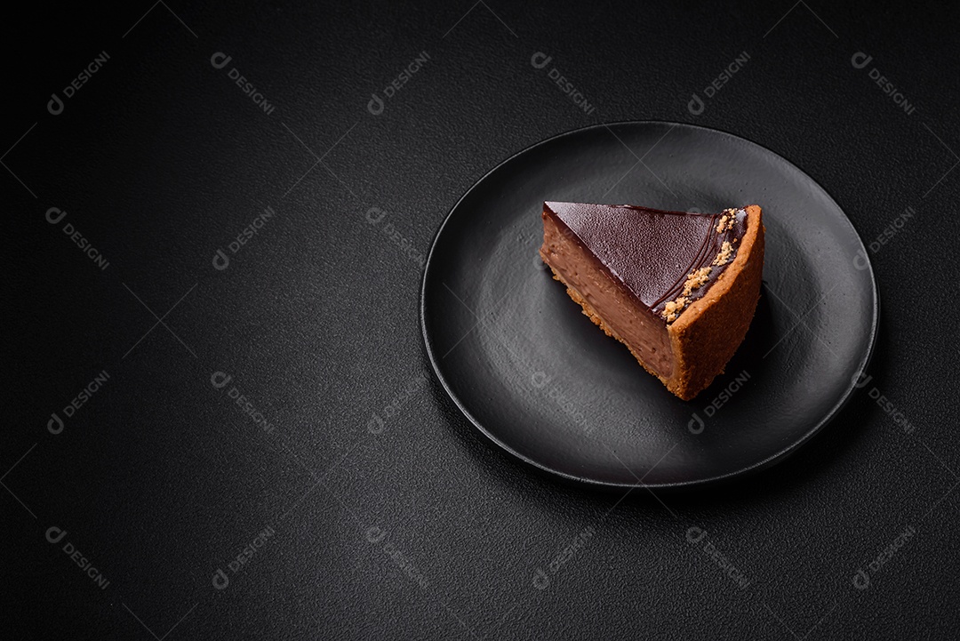 Rolo de merengue delicioso, fresco e doce com creme, lascas de amêndoa, nozes e frutas cortadas em fatias sobre um fundo escuro de concreto