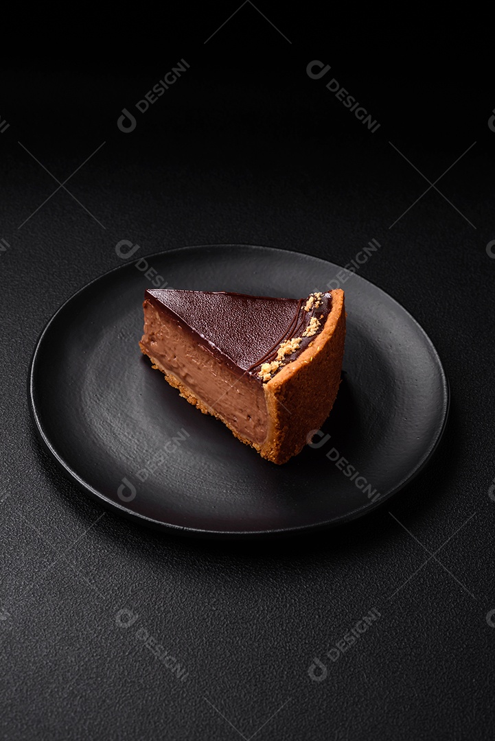 Rolo de merengue delicioso, fresco e doce com creme, lascas de amêndoa, nozes e frutas cortadas em fatias sobre um fundo escuro de concreto