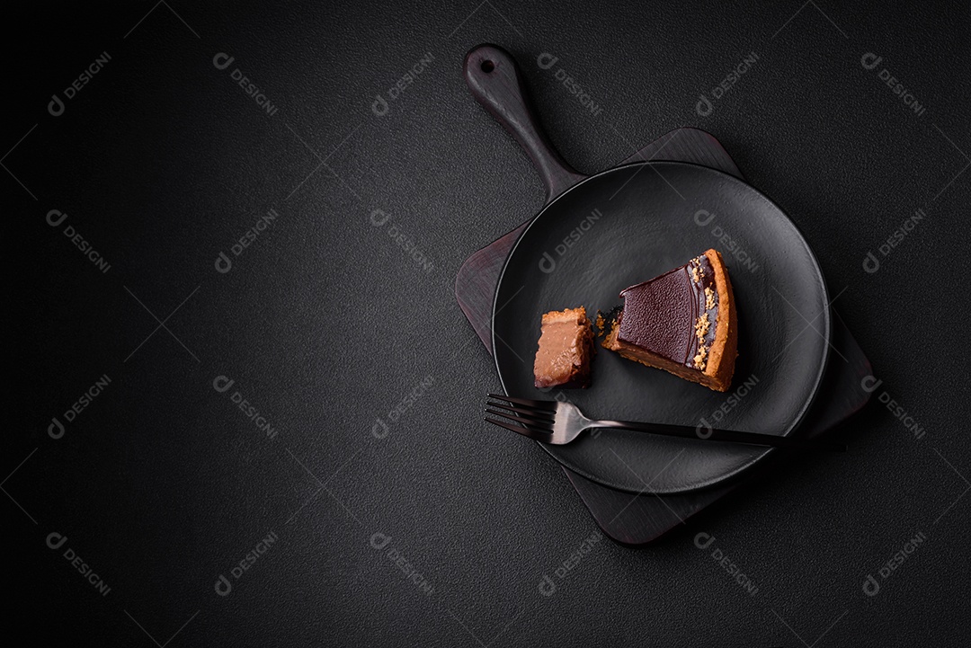 Rolo de merengue delicioso, fresco e doce com creme, lascas de amêndoa, nozes e frutas cortadas em fatias sobre um fundo escuro de concreto