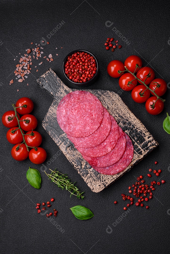 Deliciosas almôndegas frescas e massas em molho de tomate com sal, especiarias e ervas sobre um fundo escuro de concreto