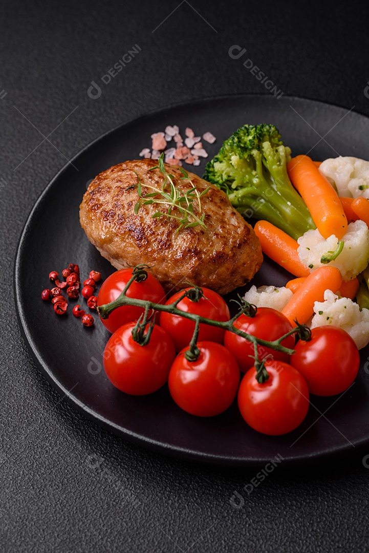 Deliciosas costeletas de frango cozidas no vapor ou almôndegas picadas. Prato de comida dietética