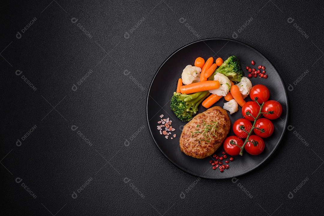 Deliciosas costeletas de frango cozidas no vapor ou almôndegas picadas. Prato de comida dietética