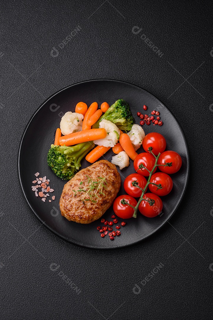 Deliciosas costeletas de frango cozidas no vapor ou almôndegas picadas. Prato de comida dietética