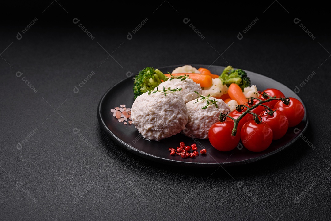 Deliciosas costeletas de frango cozidas no vapor ou almôndegas picadas. Prato de comida dietética