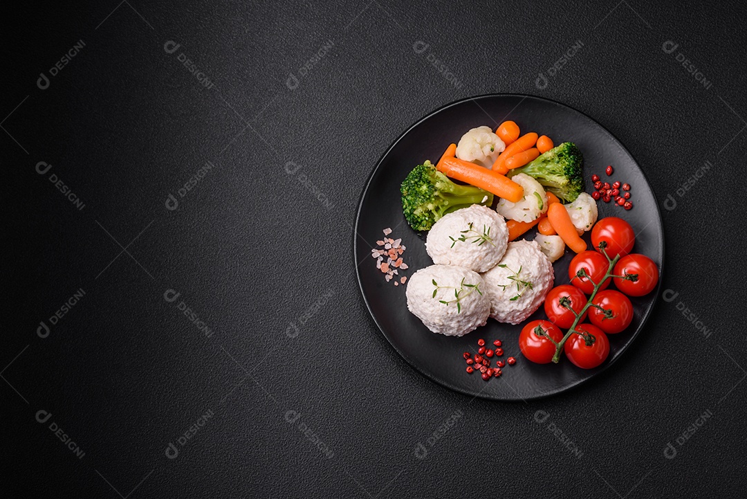 Deliciosas costeletas de frango cozidas no vapor ou almôndegas picadas. Prato de comida dietética