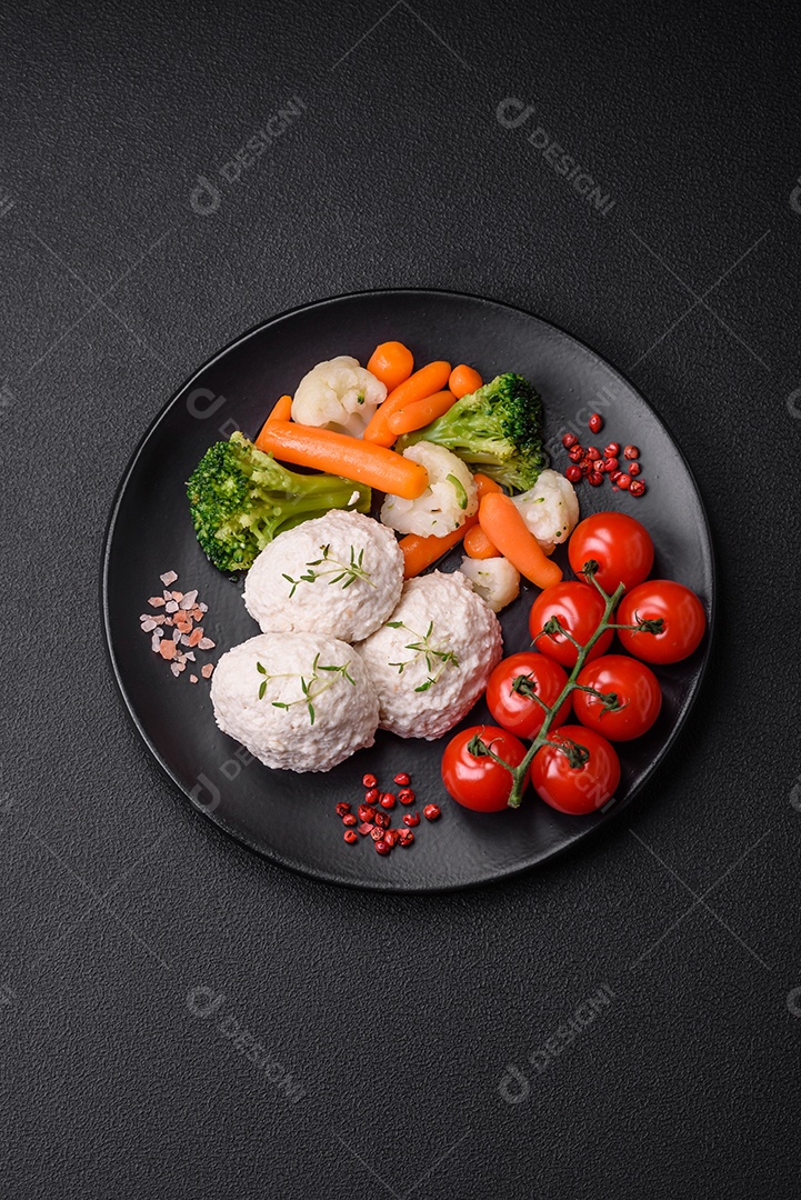 Deliciosas costeletas de frango cozidas no vapor ou almôndegas picadas. Prato de comida dietética