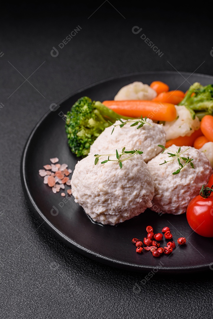 Deliciosas costeletas de frango cozidas no vapor ou almôndegas picadas. Prato de comida dietética