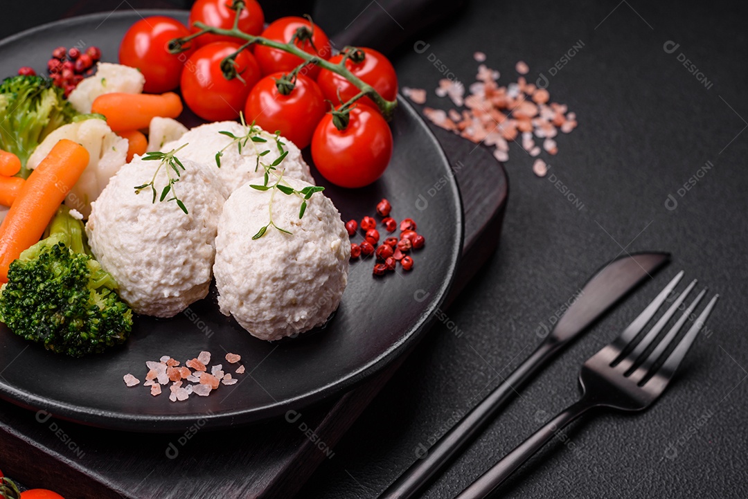 Deliciosas costeletas de frango cozidas no vapor ou almôndegas picadas. Prato de comida dietética