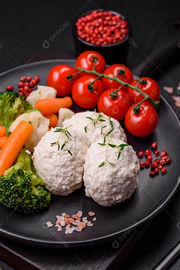 Deliciosas costeletas de frango cozidas no vapor ou almôndegas picadas. Prato de comida dietética