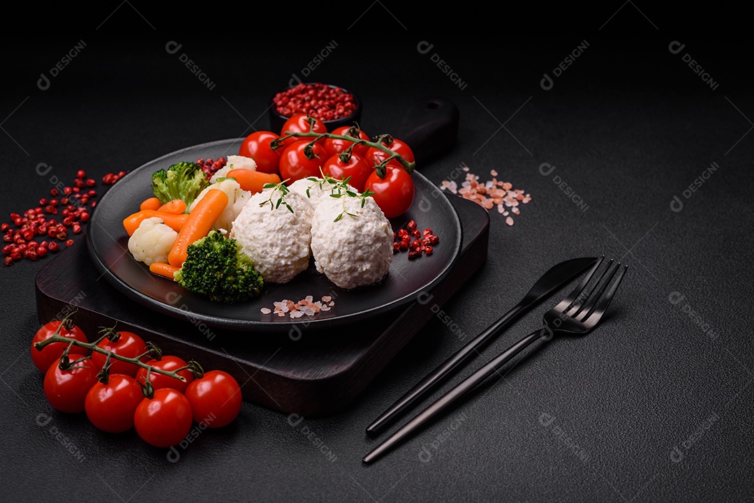 Deliciosas costeletas de frango cozidas no vapor ou almôndegas picadas. Prato de comida dietética