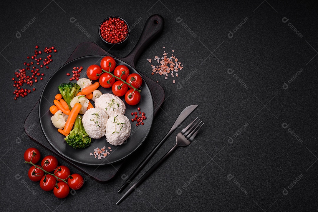 Deliciosas costeletas de frango cozidas no vapor ou almôndegas picadas. Prato de comida dietética