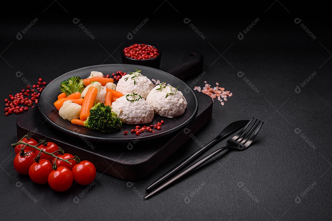 Deliciosas costeletas de frango cozidas no vapor ou almôndegas picadas. Prato de comida dietética