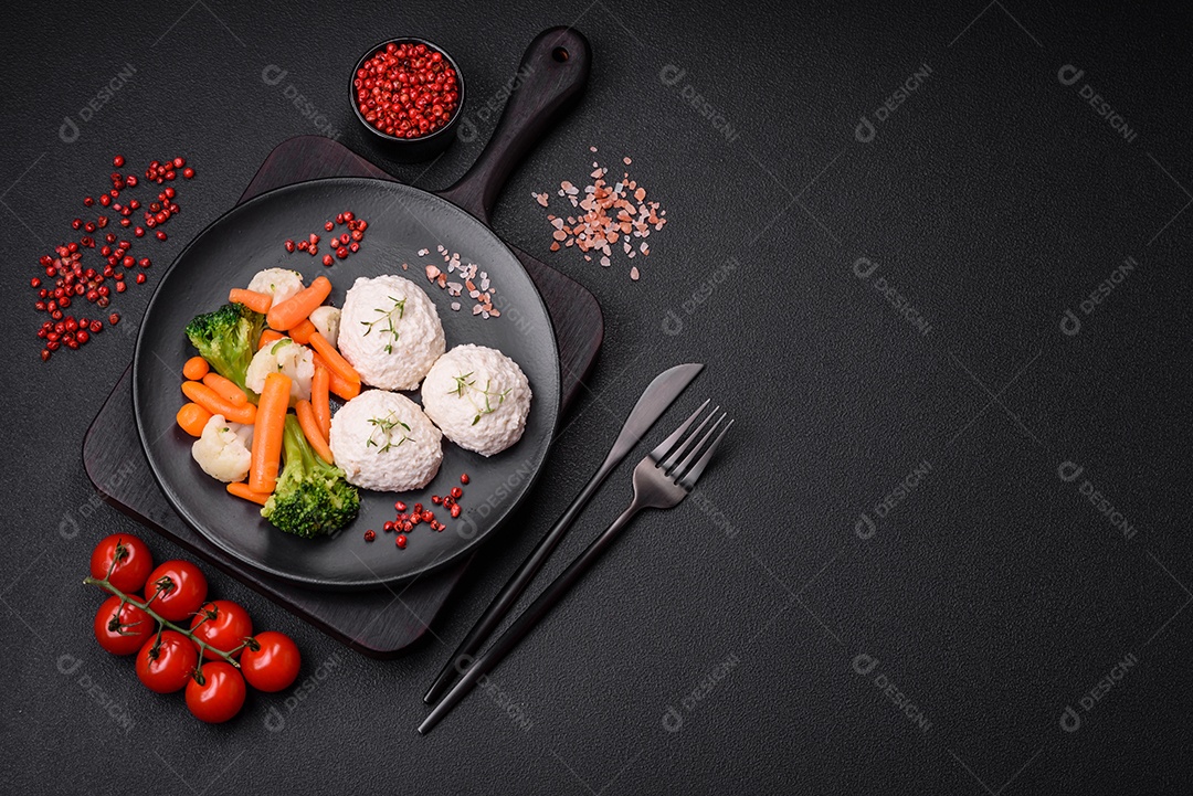 Deliciosas costeletas de frango cozidas no vapor ou almôndegas picadas. Prato de comida dietética