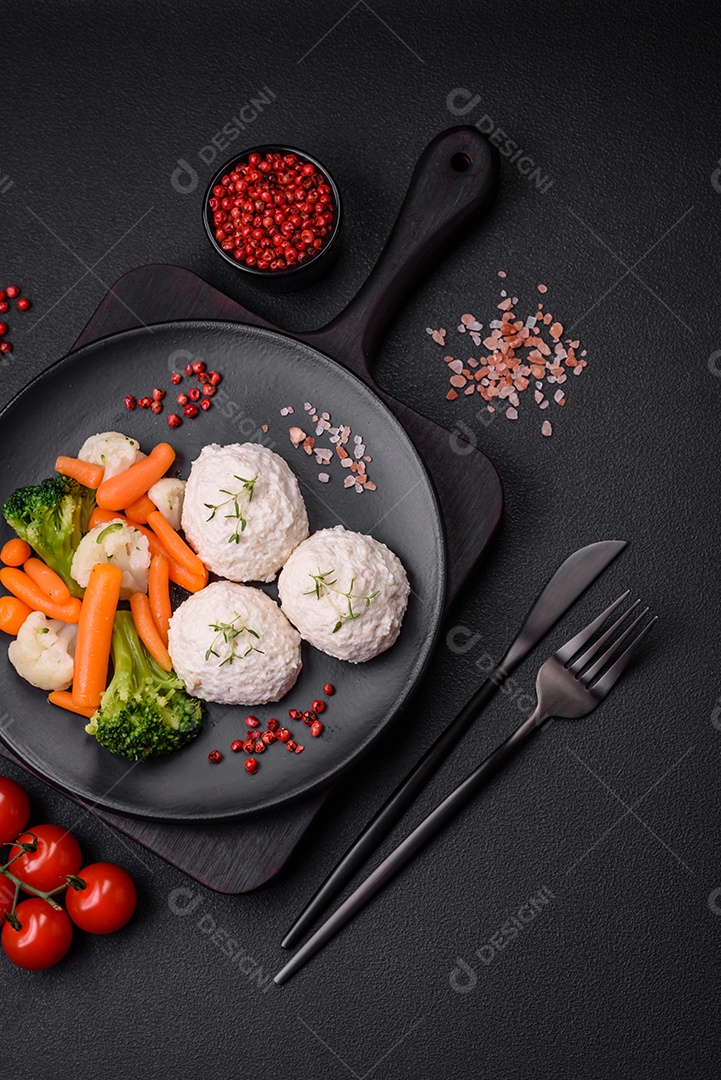 Deliciosas costeletas de frango cozidas no vapor ou almôndegas picadas. Prato de comida dietética