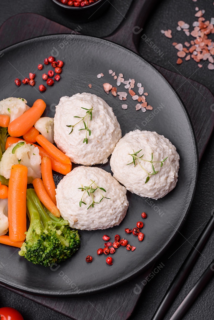 Deliciosas costeletas de frango cozidas no vapor ou almôndegas picadas. Prato de comida dietética