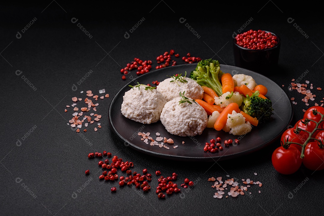 Deliciosas costeletas de frango cozidas no vapor ou almôndegas picadas. Prato de comida dietética