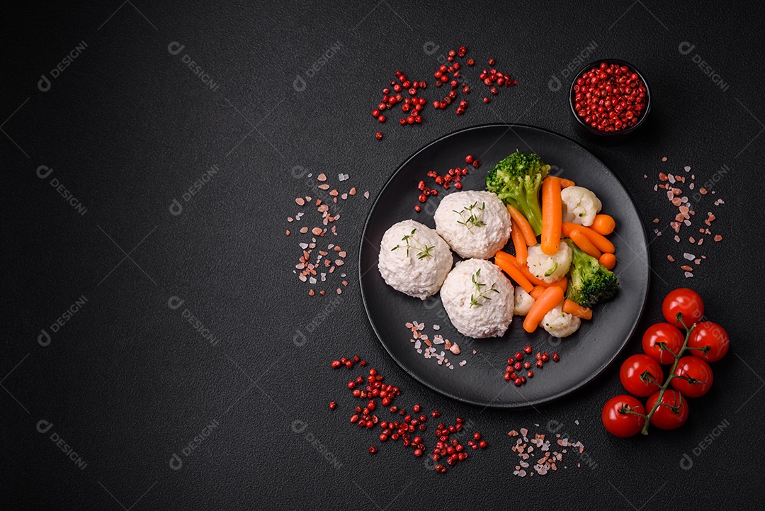 Deliciosas costeletas de frango cozidas no vapor ou almôndegas picadas. Prato de comida dietética