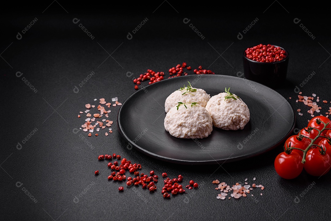 Deliciosas costeletas de frango cozidas no vapor ou almôndegas picadas. Prato de comida dietética